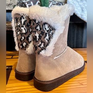 NWOT Essentials by Muk Luks Sand Leopard Carey Faux Fur Boot Woman’s Size 10